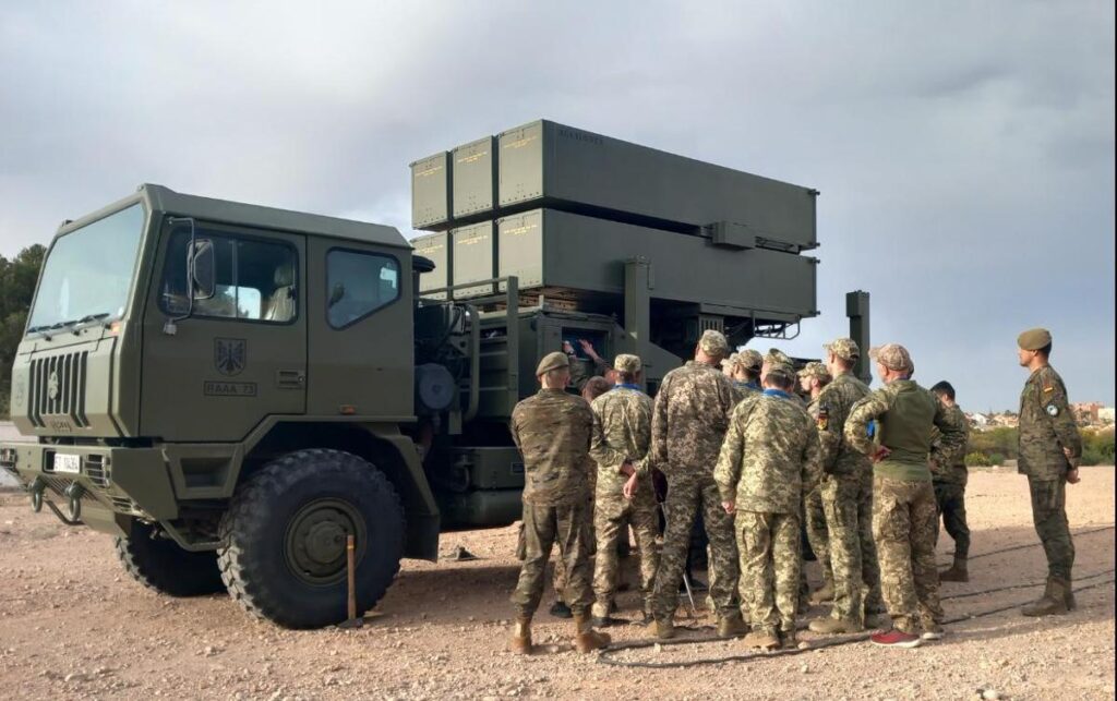 Un grupo de militares ucranianos recibe instrucción con una batería Nasams de defensa antiaérea en Cartagena (Murcia)