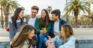 Un experto de la Universidad de Harvard explica por qué tus amigos son más populares que tú