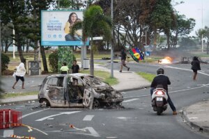Un muerto y centenares de heridos en la segunda noche de disturbios en Nueva Caledonia