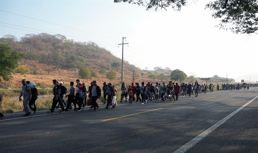 Una nueva caravana con cientos de migrantes parte de la frontera sur de México - AlbertoNews