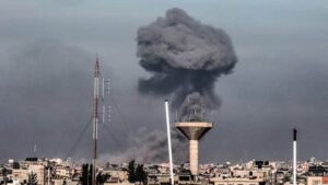 Unos 50 gazatíes muertos en un ataque israelí en un campamento de desplazados en Rafah