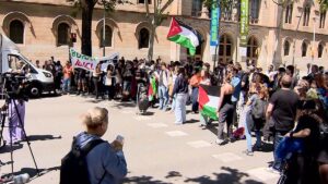 Unos 80 universitarios cortan media hora la Gran Via de Barcelona en apoyo a Palestina