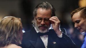 Vanity Fair borra un detalle del traje con la bandera palestina de una foto del actor Guy Pearce - AlbertoNews