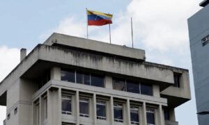 Venezolanos en Ecuador comienzan a verse afectados por cierre de embajada