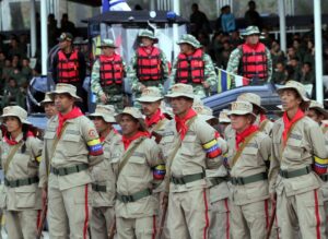 Venezolanos reciben adiestramiento en armas dentro de la Milicia