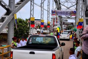 Venezuela y Colombia abrieron el paso vehicular por el puente Unión