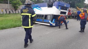 Vuelco de bus en Mañongo dejó once lesionados