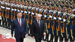 El presidente chino camina frente a la banda militar de gala que le rinde honores.