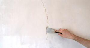 ¿Qué es lo mejor para tapar grietas en las paredes? Trucos caseros para hacerlo