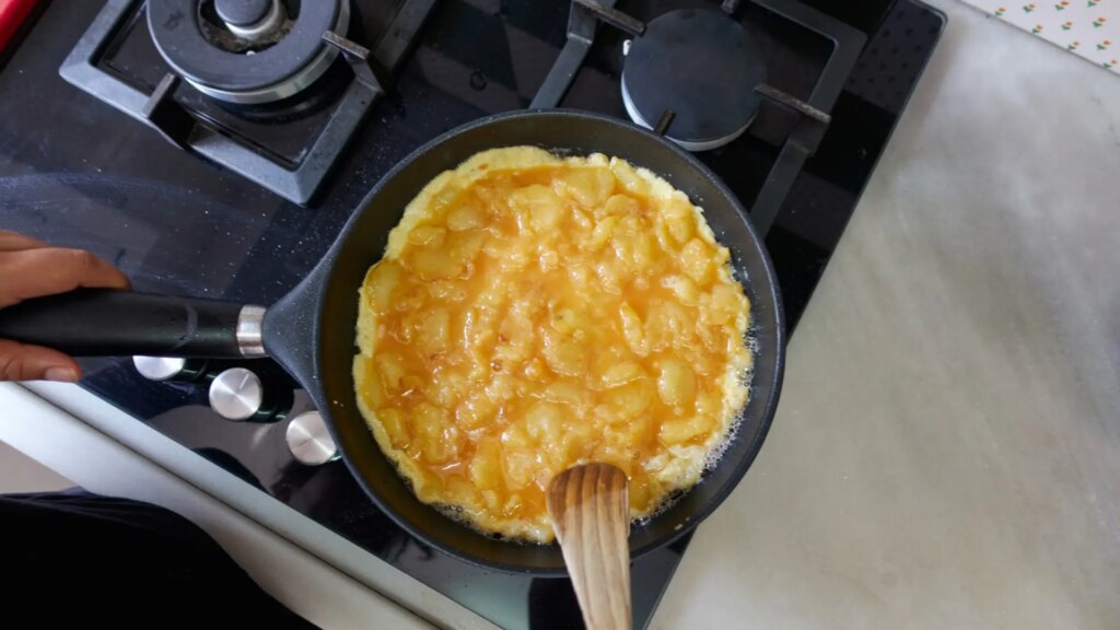 ¿Cuánto tiempo hay que cocinar la tortilla de patatas por cada lado? Un experto tortillero nos da la respuesta