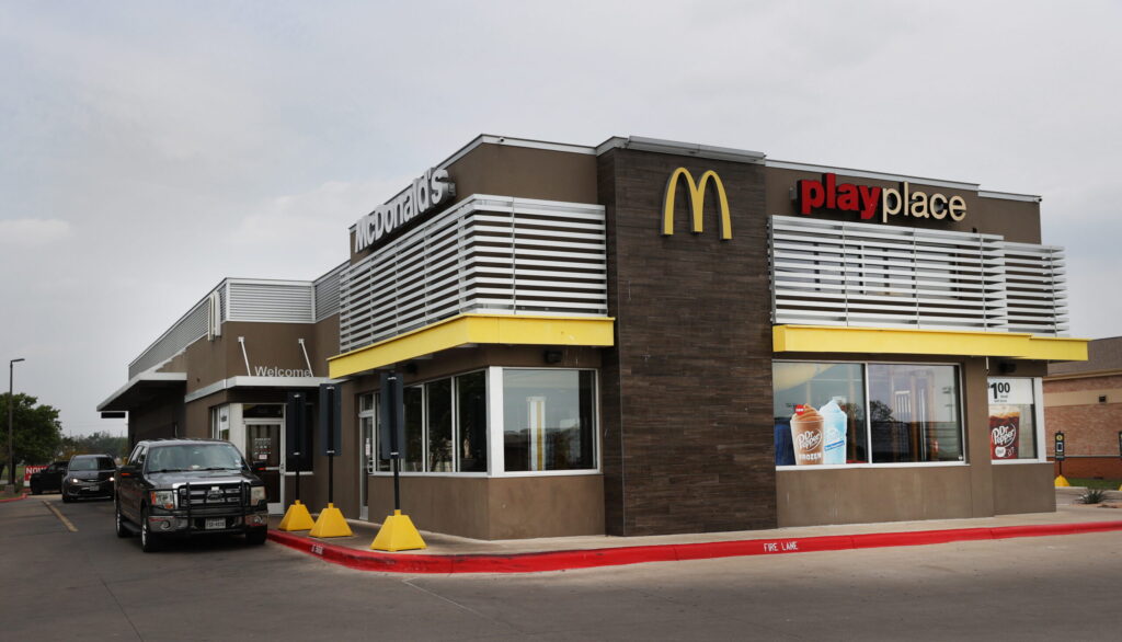 McDonald's suspende la inteligencia artificial con la que tomaba pedidos desde el coche