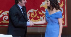 Ayuso entrega a Milei la Medalla Internacional, alaba su "firmeza y coraje" y alerta de "proyectos totalitarios"