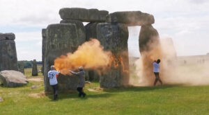 Activistas climáticos rocían al Stonehenge con tinta naranja