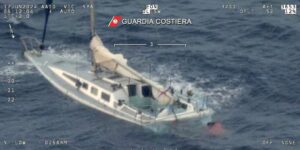 Al menos diez migrantes muertos y más de 50 desaparecidos en varios naufragios al sur de Italia