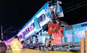 Al menos dos muertos y nueve heridos en choque frontal de dos trenes al sur de Santiago de Chile - AlbertoNews