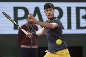 Alcaraz repite semifinal en Roland Garros tras irritar a Tsitsipas