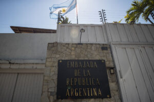 Argentina reafirmó "compromiso" con los refugiados de su embajada en Caracas