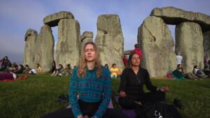 Arrestan a 2 manifestantes que arrojaron pintura al monumento de Stonehenge