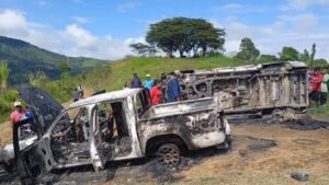 Así habría sido cómo la 'Jaime Martínez' incineró tres vehículos de la fuerza pública en Buenos Aires, Cauca