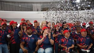 Atletas que participarán en los Juegos Olímpicos de París recibieron bandera del Valle
