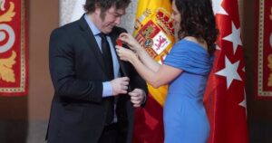 Ayuso defiende la “cortesía” a Milei y el Ejecutivo Central le acusa de “dar amparo a la ultraderecha”