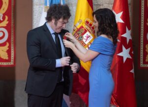 Ayuso entrega a Milei la Medalla Internacional, alaba su "firmeza y coraje" y alerta de "proyectos totalitarios"