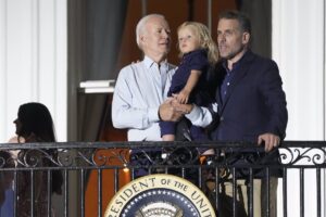 Biden expresa cariño y apoyo a su hijo Hunter en el marco del primer día de su juicio por posesión ilegal de armas
