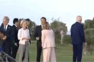 Biden se desorientó durante una reunión de los presidentes del G7 y Meloni lo trajo de vuelta para la foto (+Video)