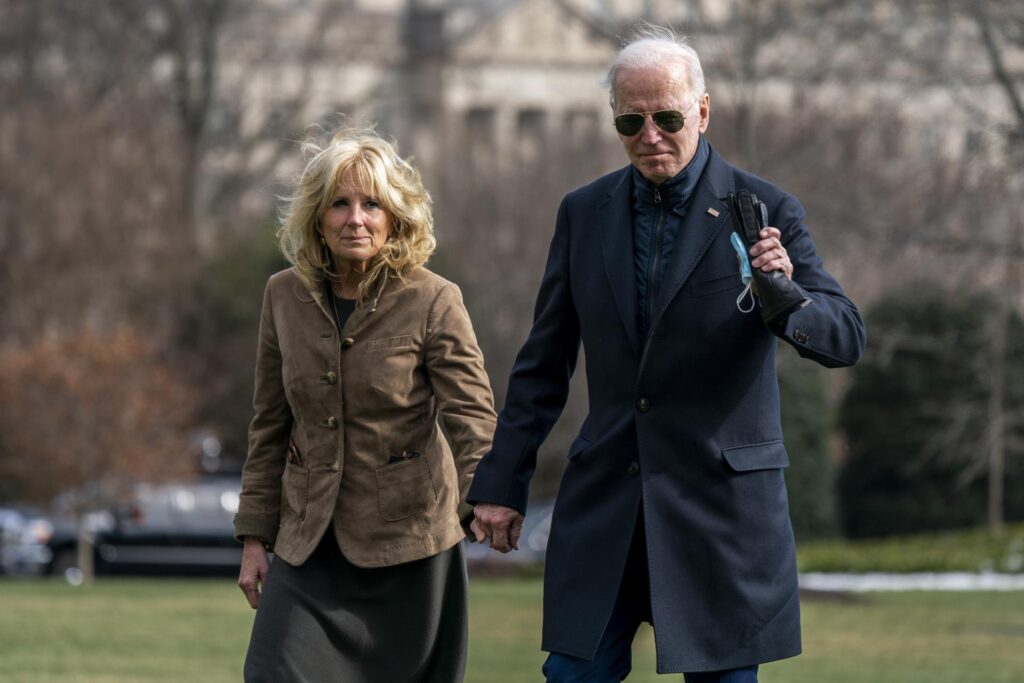 Biden se reunirá el domingo con su familia para hablar de su futuro político, según NBC