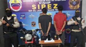 Capturan a dos sujetos por hurto de una motociclista en Colón