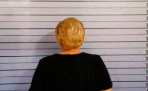 Capturan a mujer que se hacía pasar por neurológo