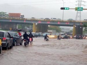 Caracas y Miranda se inundaron este jueves