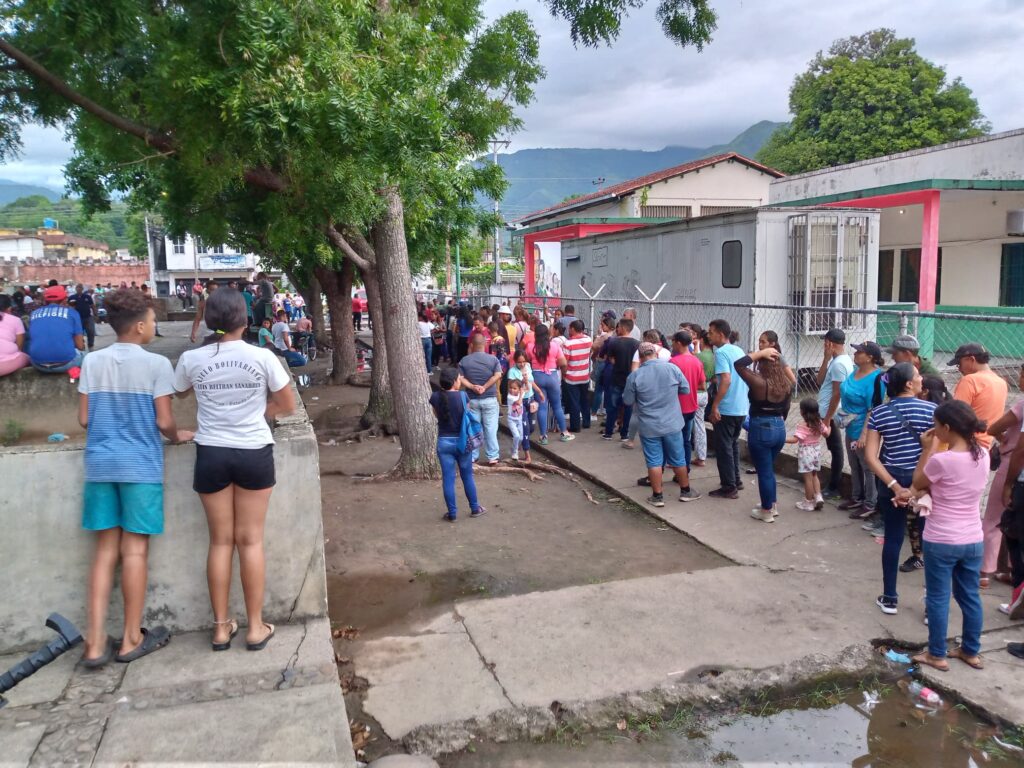 Cientos de personas acudieron al simulacro electoral en Cumaná