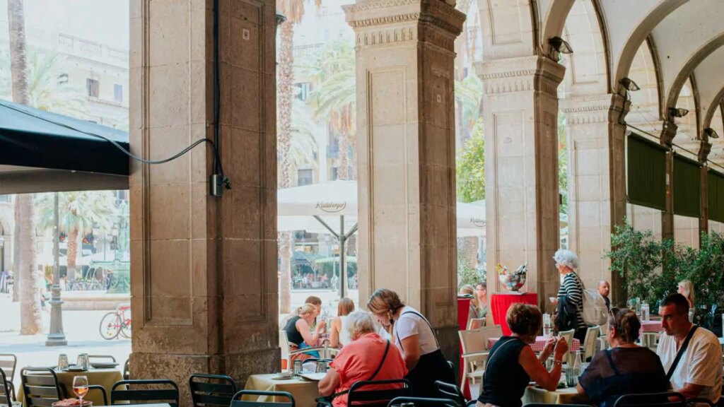 Cinco de los mejores bares con terraza en Barcelona para disfrutar del centro de la ciudad