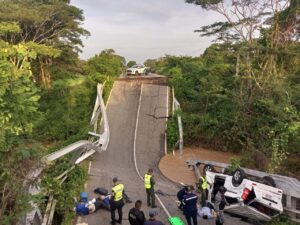 Colapso de puente entre Falcón y Zulia dejó un fallecido y tres lesionados