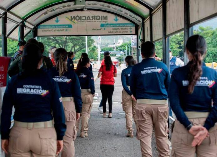 Colombia expulsa a venezolanos tras cumplir condena