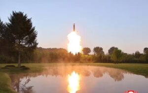 Corea del Norte probó una nueva tecnología de misiles de cabezas nucleares múltiples, capaz de alcanzar varios objetivos - AlbertoNews