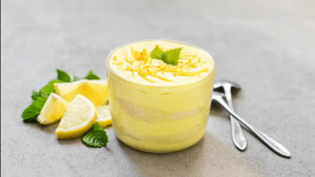 Crema de limón, un postre de solo tres ingredientes refrescante, fácil y barato