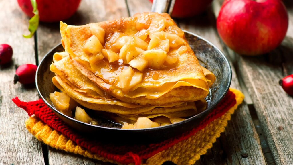 Crepes rellenas de manzana asada, una receta deliciosa y barata para desayuno o brunch