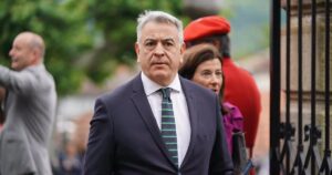 De Andrés (PP) reprocha al lehendakari que "quite camas de los hospitales y multiplique los coches oficiales"