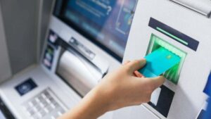 Descubren un virus en los cajeros automáticos que permite robar casi 30.000 euros de una vez