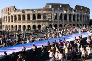 Desfile de Orgullo Lgtbq+ en Roma celebra 30 años y se burla de un polémico comentario del papa Francisco