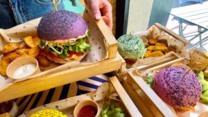 Dónde comer las nuevas hamburguesas veganas de colores que acaban de llegar a Madrid