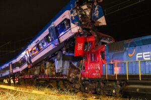 Dos muertos y 9 heridos por choque de trenes en Chile