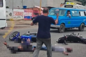 Durante colisión entre vehículos dos motorizados resultaron gravemente heridos