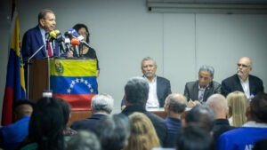 Edmundo González: Crearé incentivos para que los estudiantes no emigren