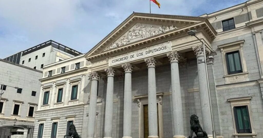 El Congreso apuesta por rebajar a 16 años la edad de voto y da un año al Gobierno para preparar una reforma de la LOREG