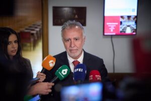 El Gobierno llevará a la Fiscalía la acción de Le Senne de arrancar una foto de Picornell durante el pleno