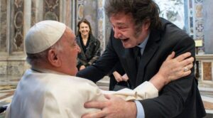 El Papa y Milei se abrazan al encontrarse en la cumbre del G7