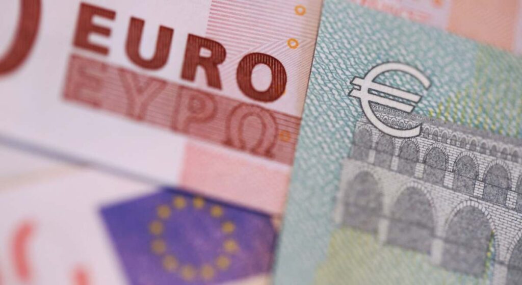 El euro desciende a niveles de abril frente al dólar y ya pierde un 3% en el año
